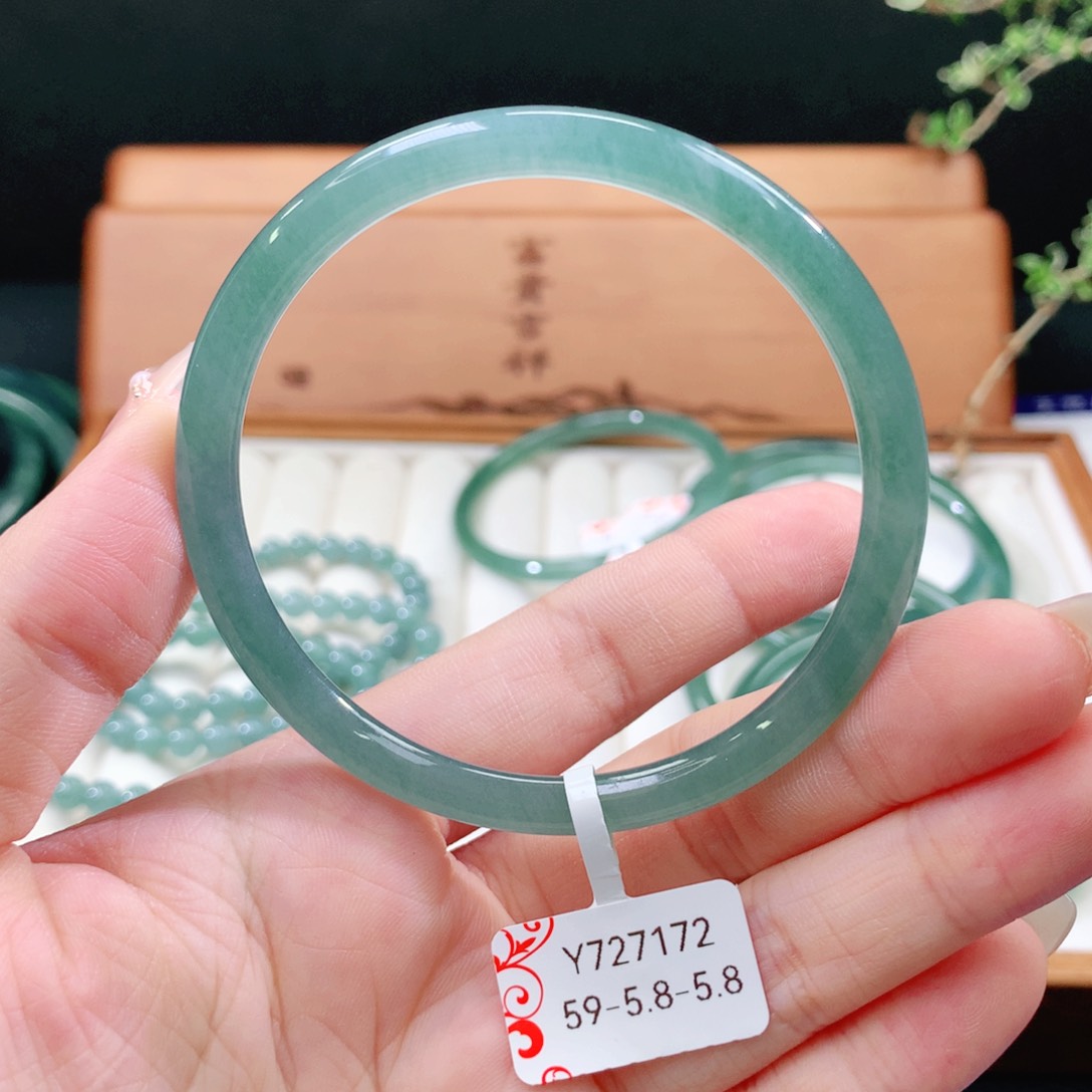 翡翠手镯未镶嵌天然