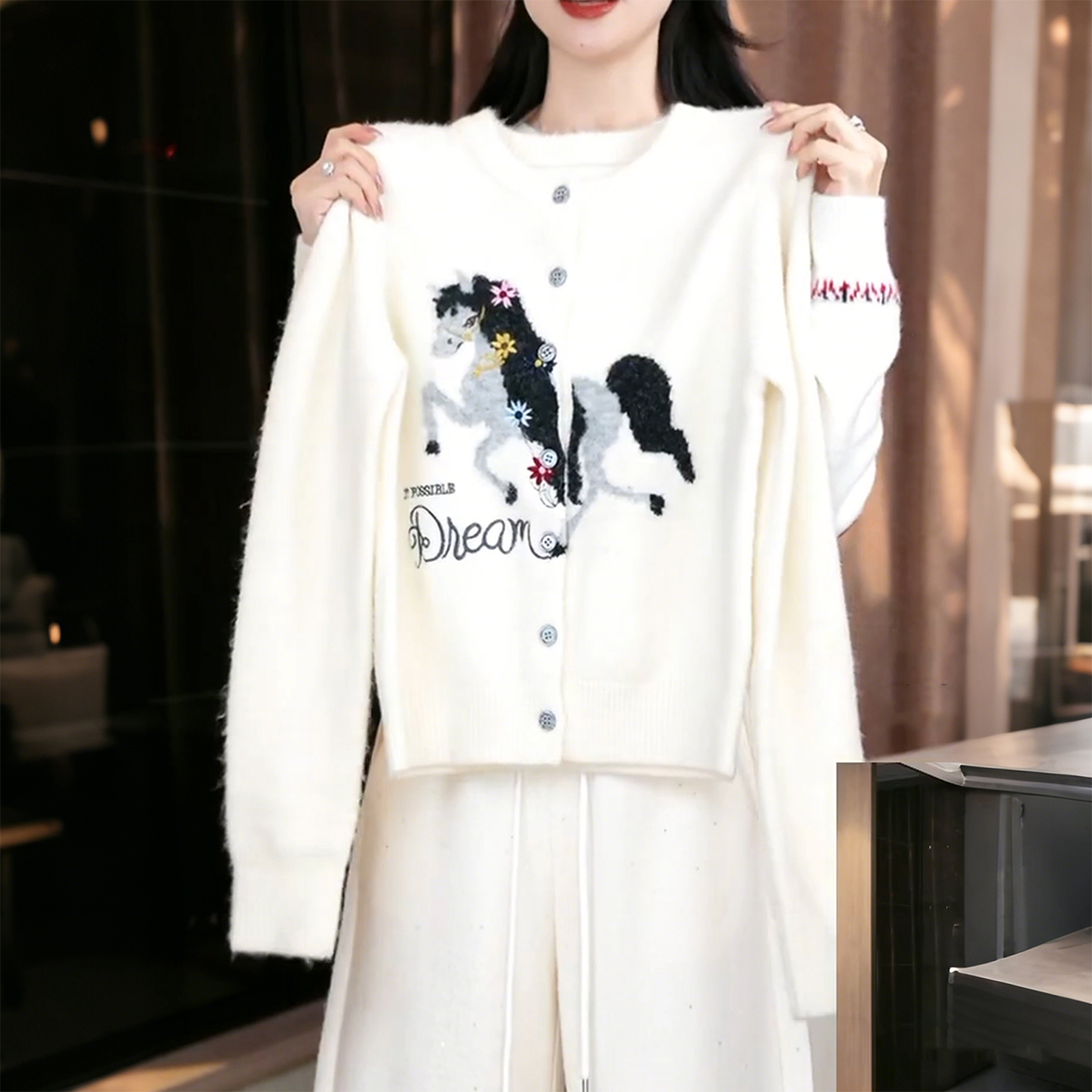 白色小马花朵毛衣针织开衫女秋冬季新款高级时尚好看漂亮外套上衣