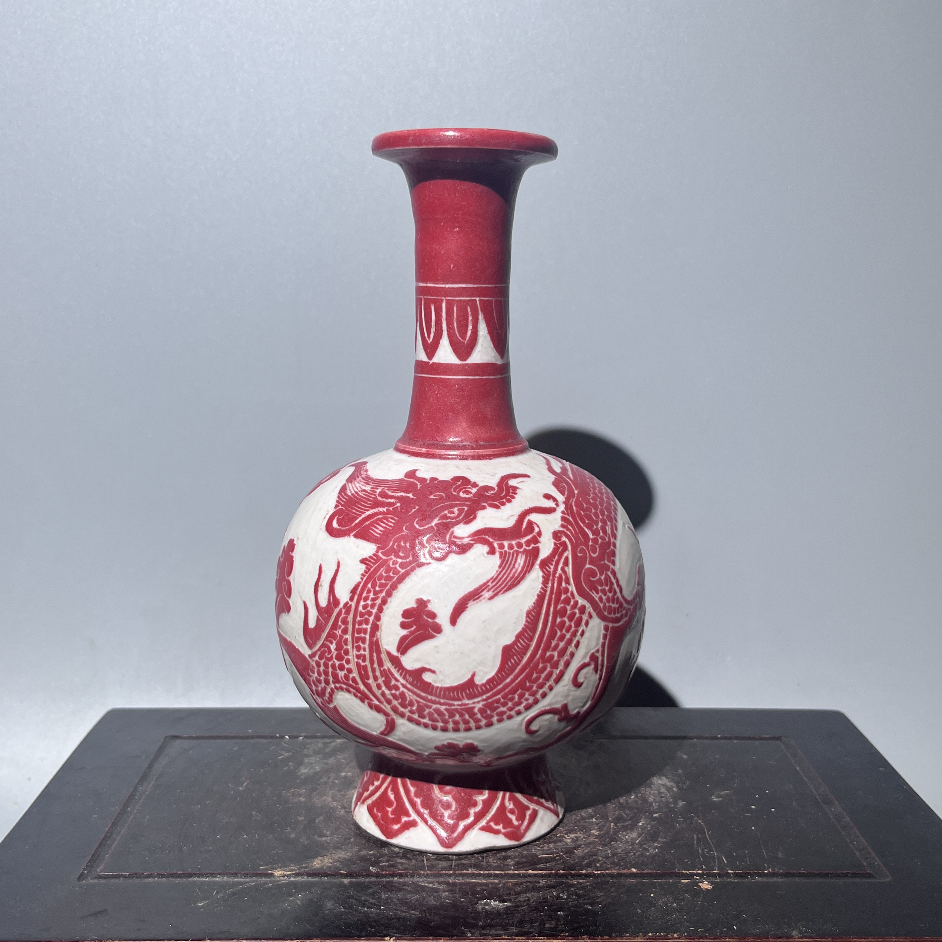 精品定窑红彩龙纹长颈瓶