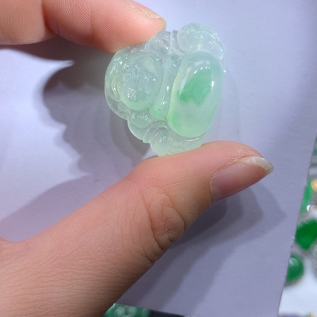 翡翠未镶嵌颈饰佛公