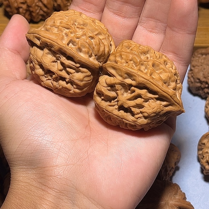 文玩核桃把件张*炜44平谷火苗 修尖 50克