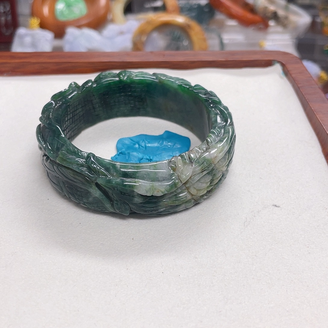 福***u翡翠未镶嵌颈饰手镯