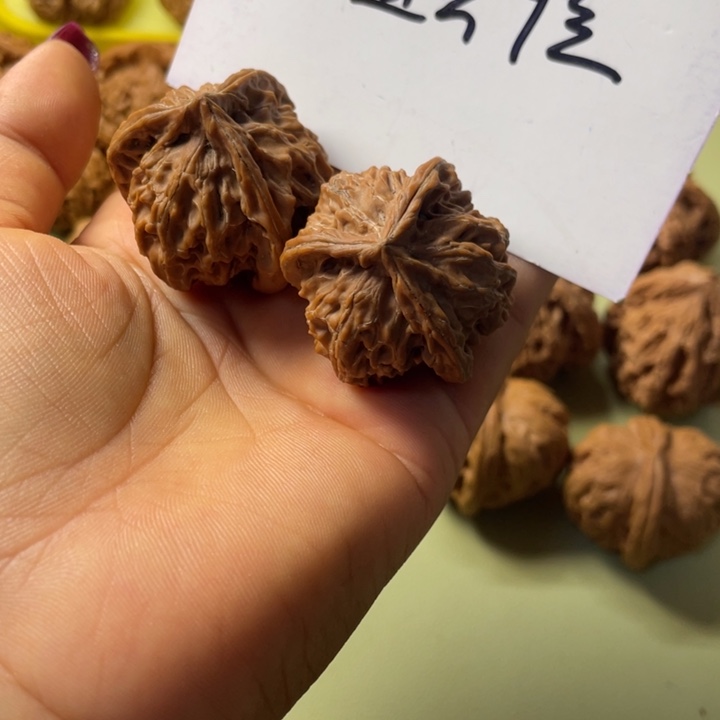 货***多手把件雕刻核桃盘山三棱