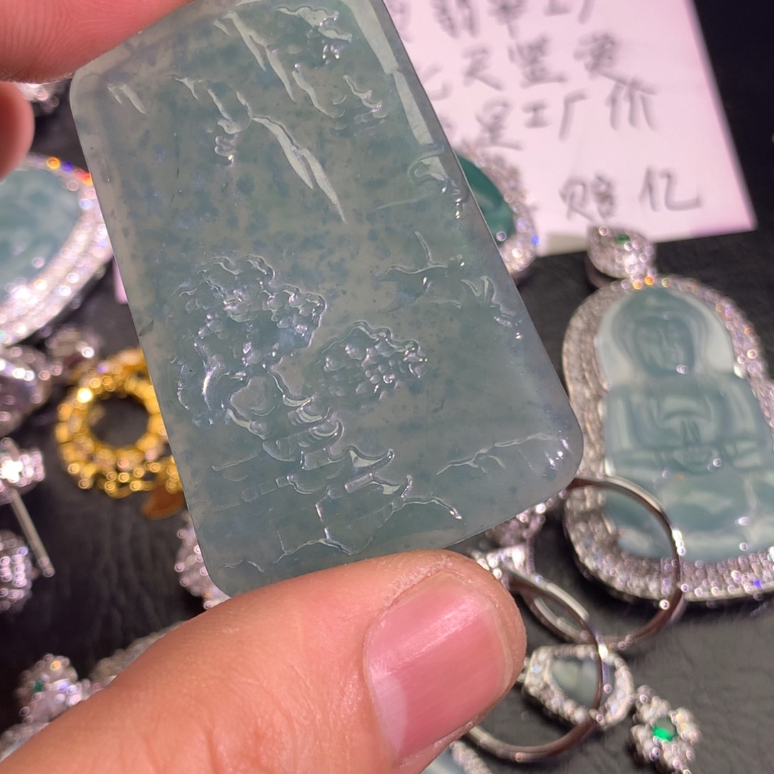 翡翠颈饰未镶嵌山水