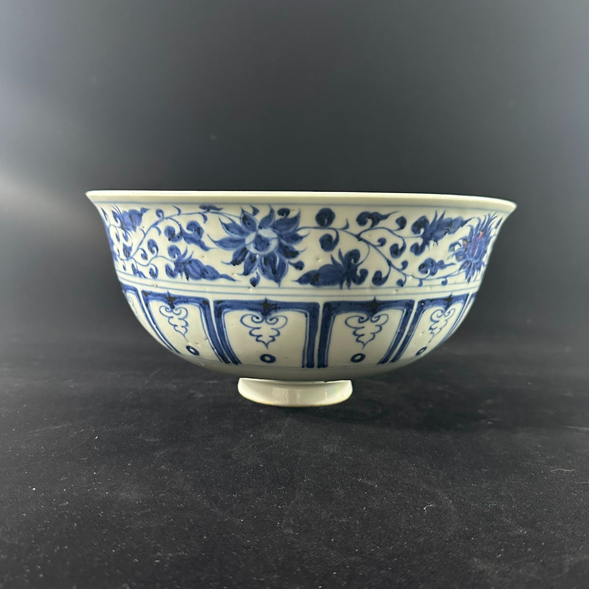 青花莲池鸳鸯纹大碗