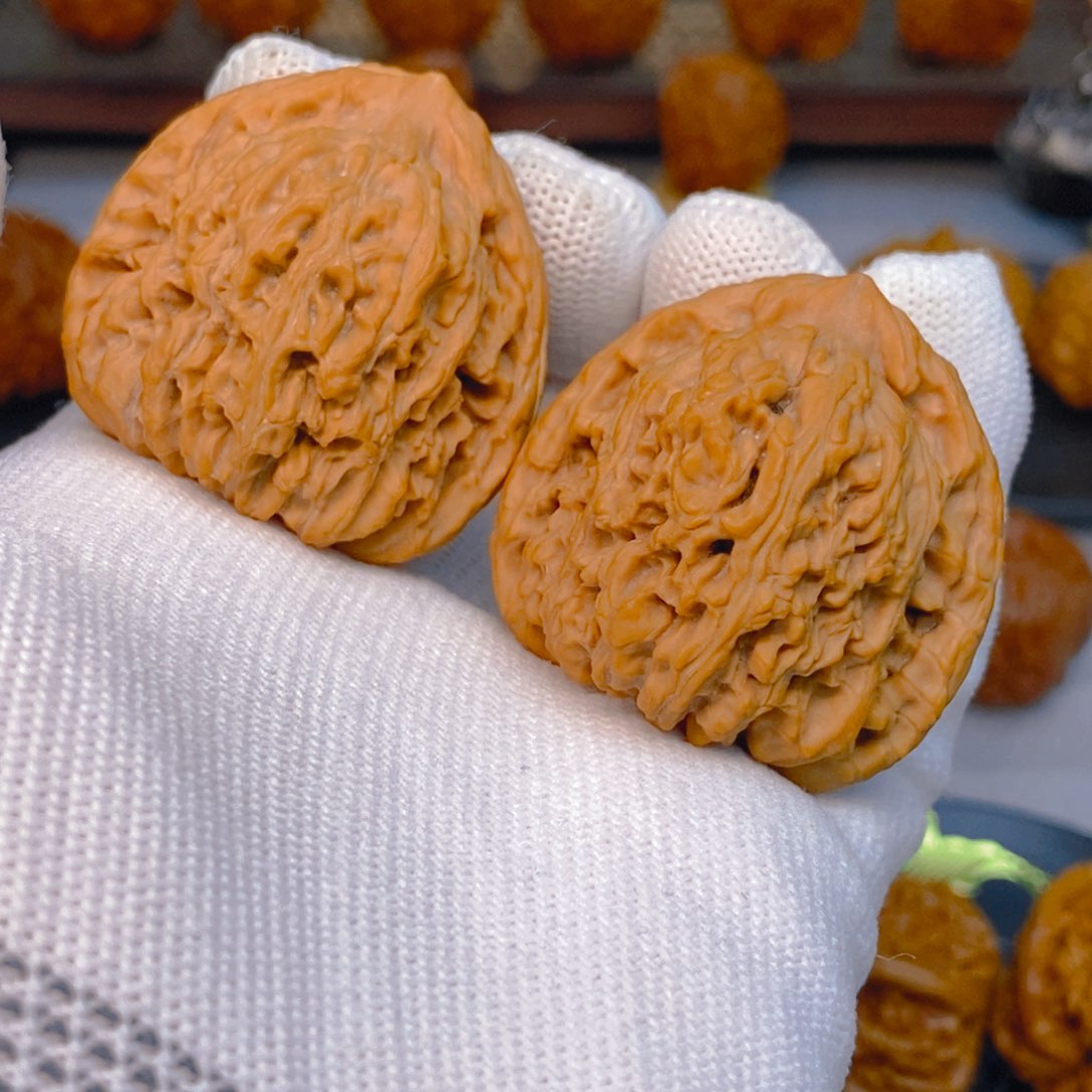 文玩核桃吊坠天花板级 三角南疆石