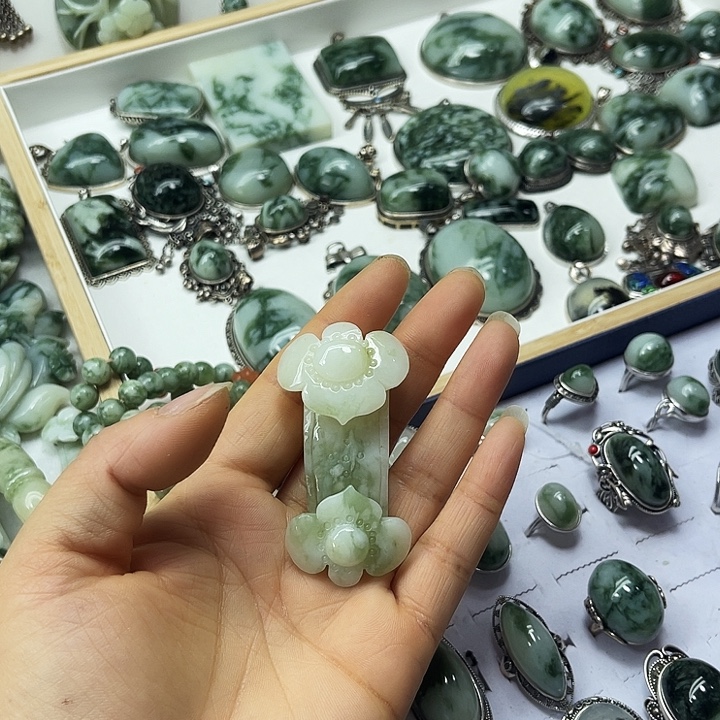 透闪石-蛇纹石玉未镶嵌颈饰