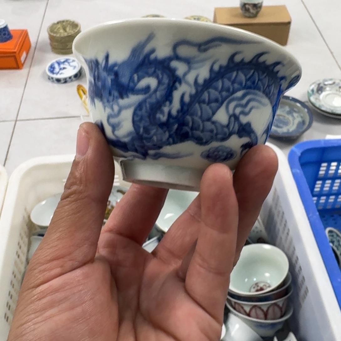 摆件青花铠甲龙主人压手杯