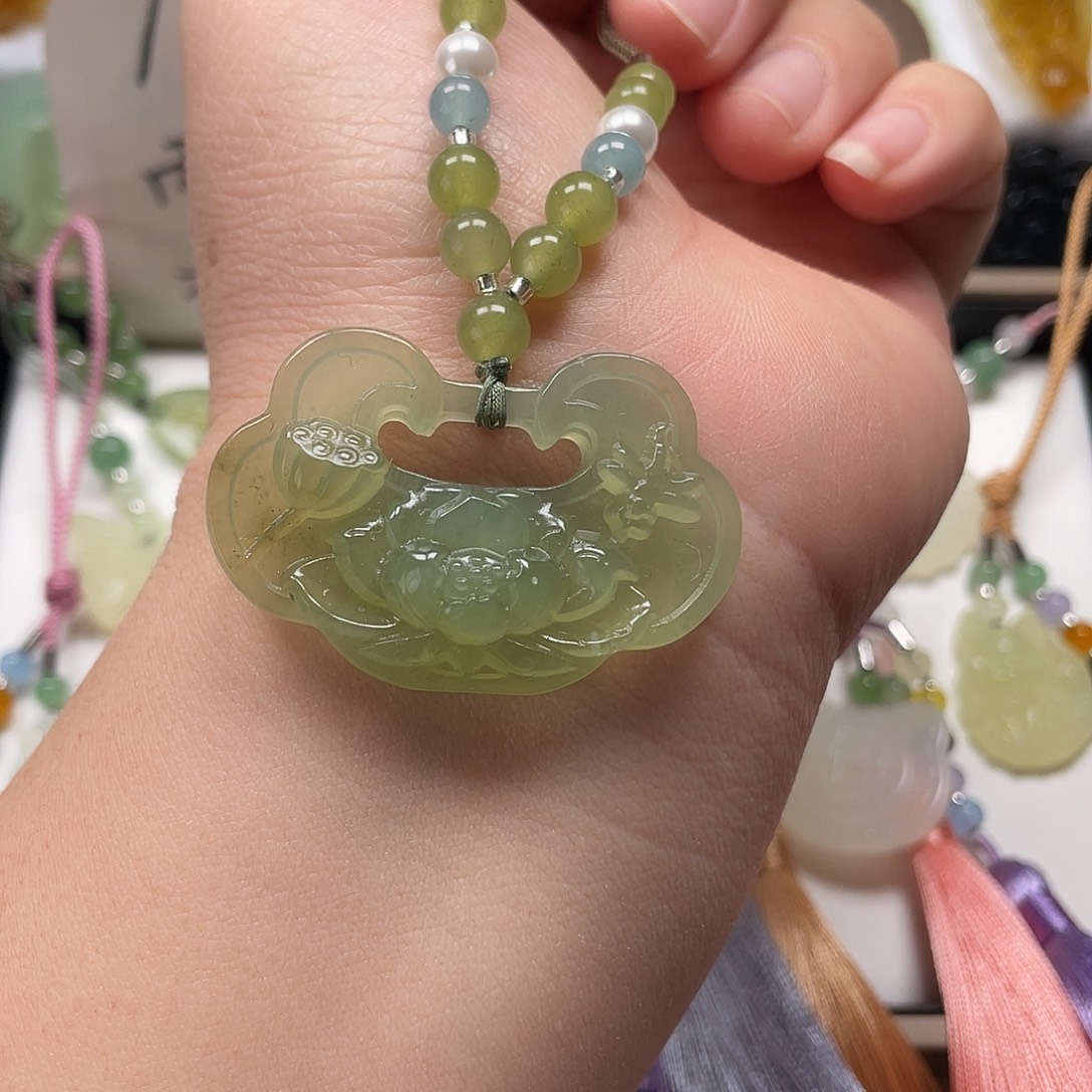 蛇纹石玉未镶嵌颈饰