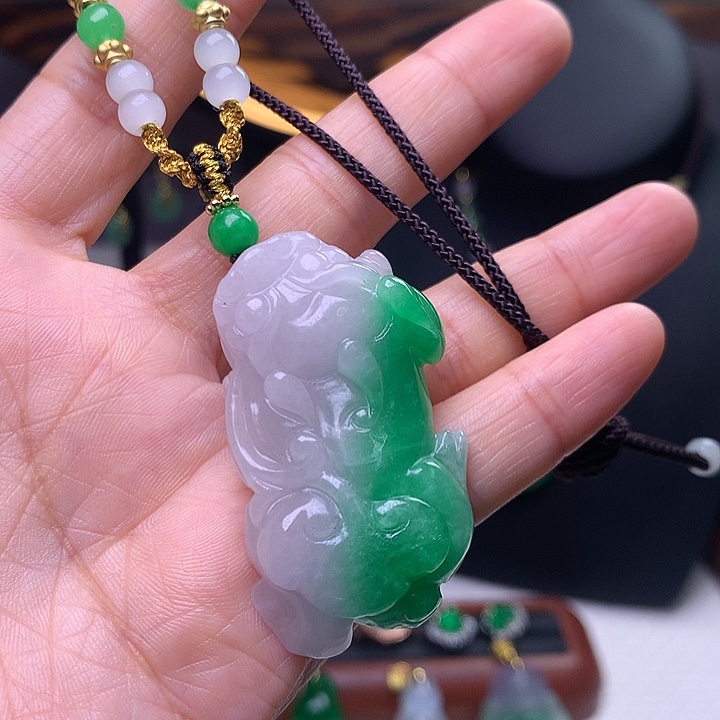 翡翠颈饰未镶嵌吊坠