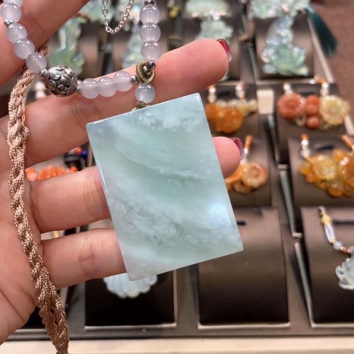 蛇纹石玉颈饰未镶嵌