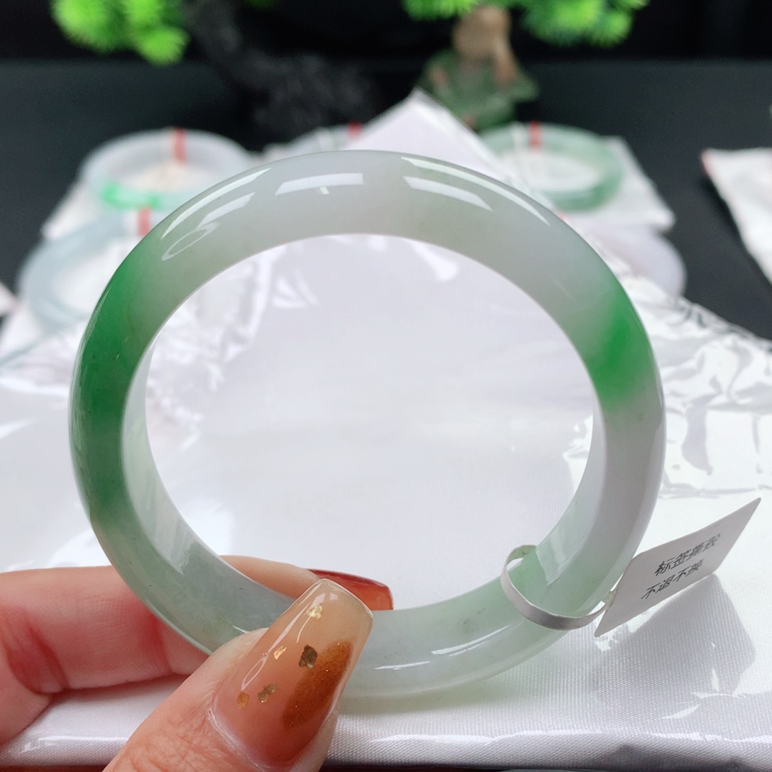 翡翠手镯未镶嵌静**期 正圈52+ 飘阳绿