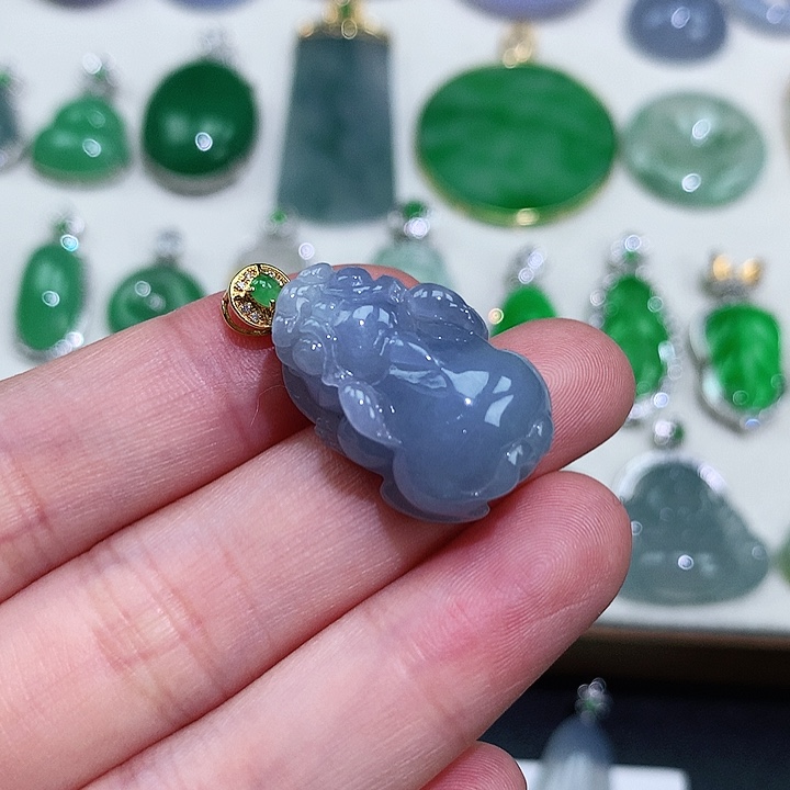 翡翠18K金镶嵌颈饰貔貅