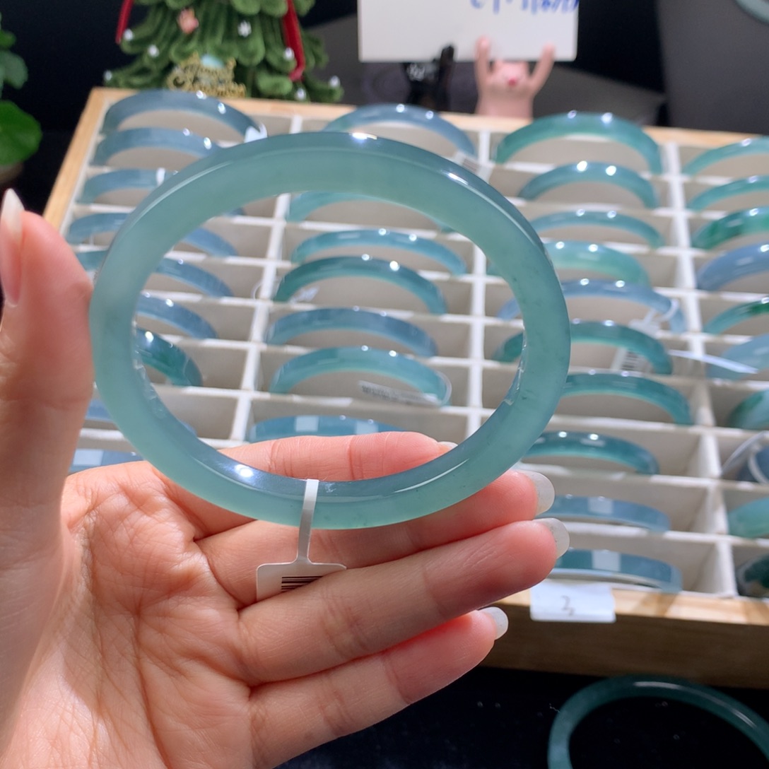 我***我翡翠未镶嵌手镯葡萄肉