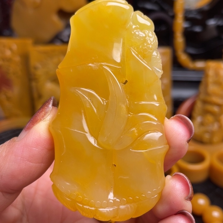 未镶嵌石英质玉（黄龙玉）颈饰