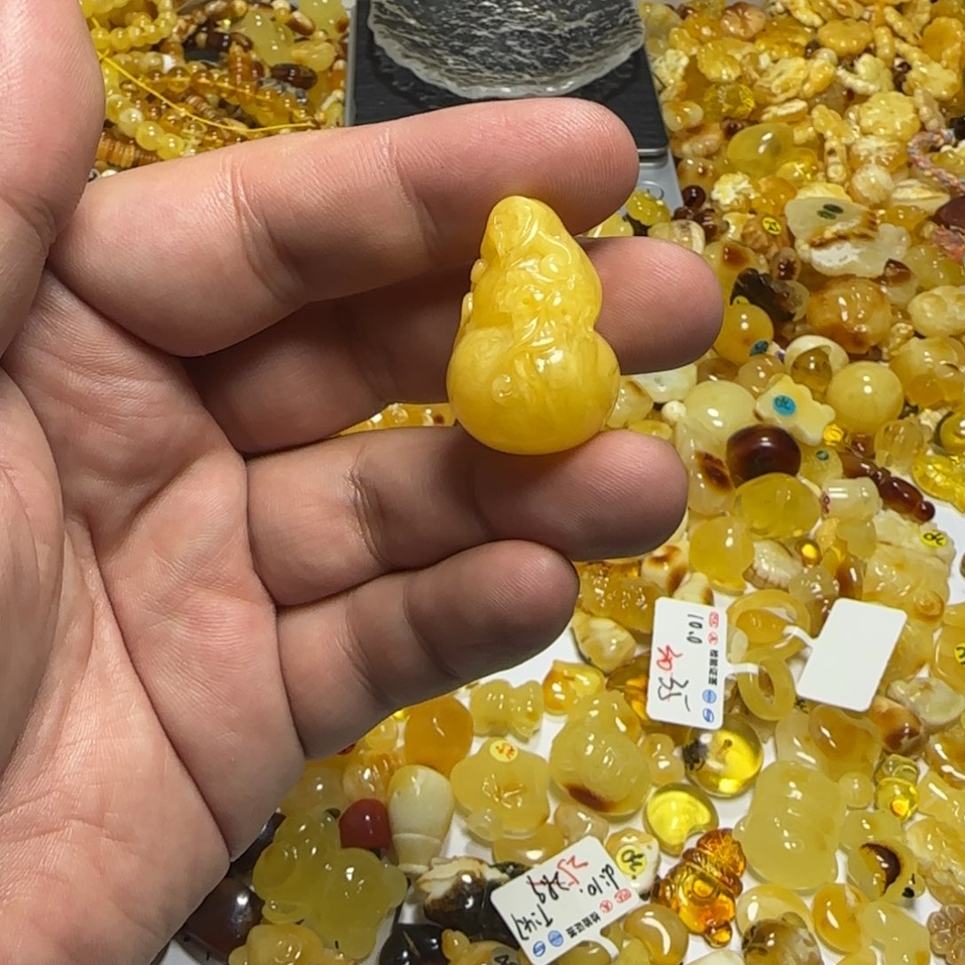 玖***六琥珀未镶嵌裸石半个葫芦