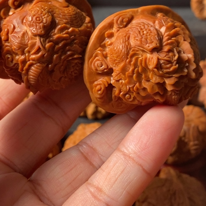 艾***家文玩核桃把件牡丹蛇