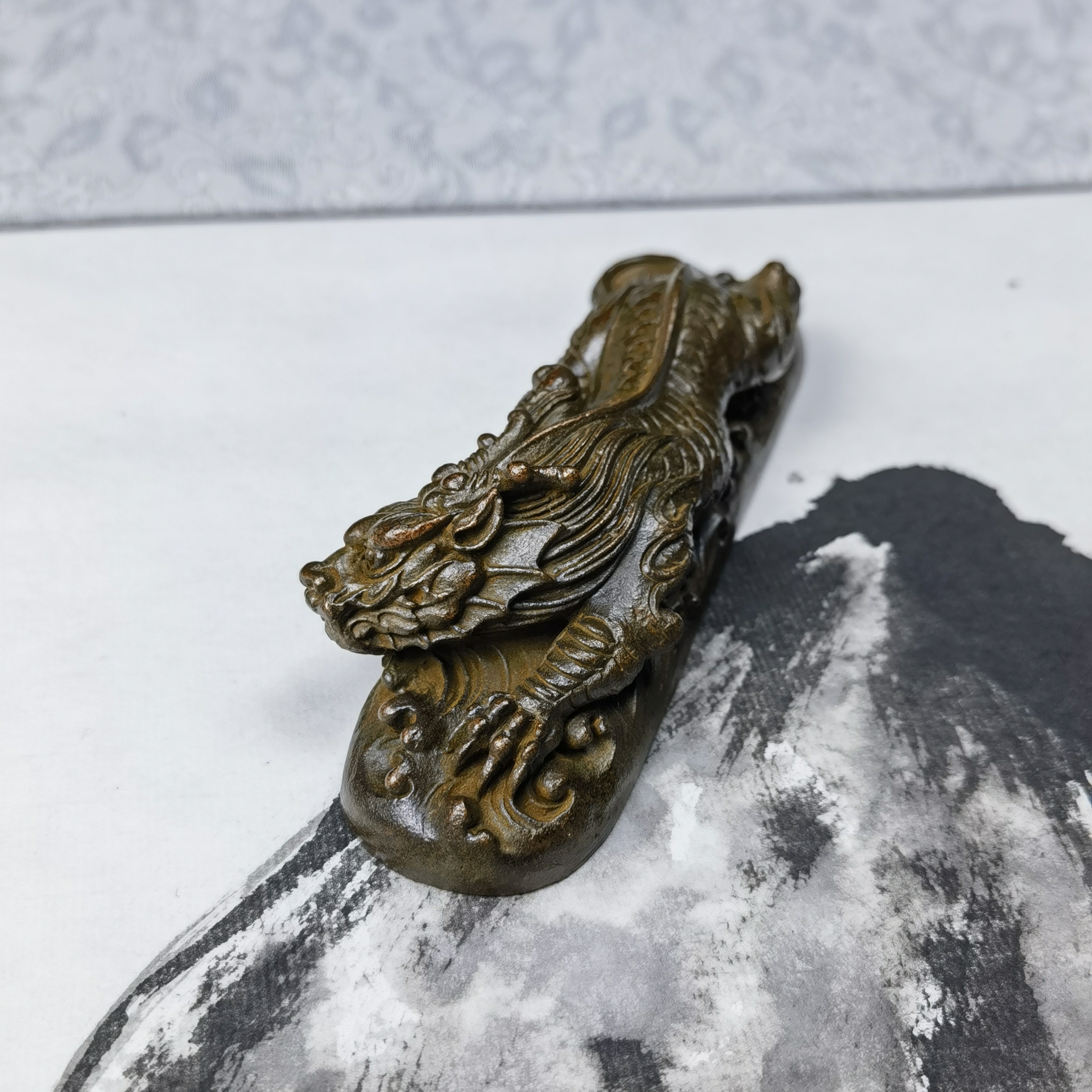 《文房狮子青铜镇水兽左》青铜材质文房镇纸笔架两用/手把件工艺品