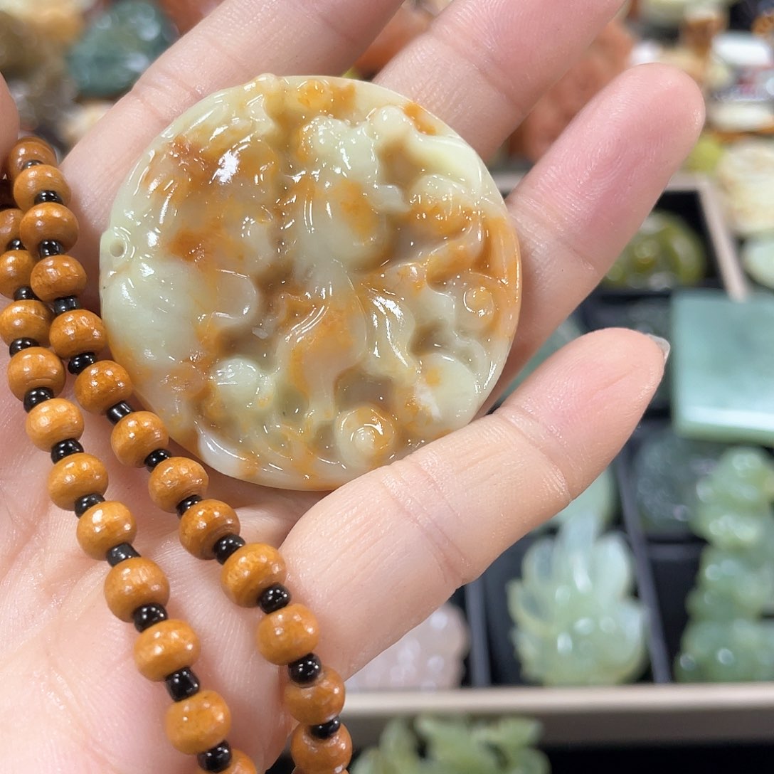 蛇纹石玉颈饰合金