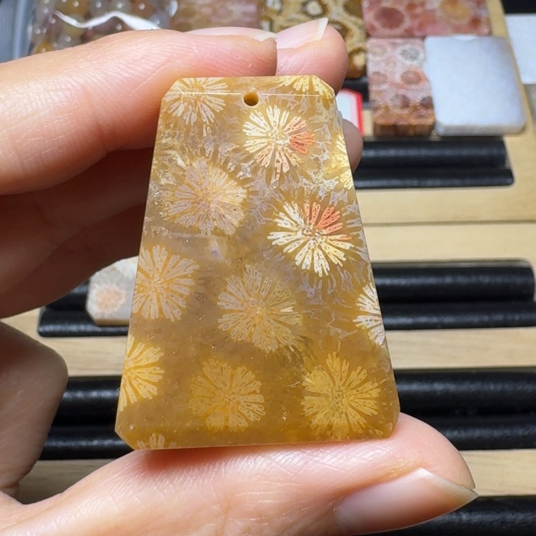硅化玉飘彩带骨骼的大花未镶嵌