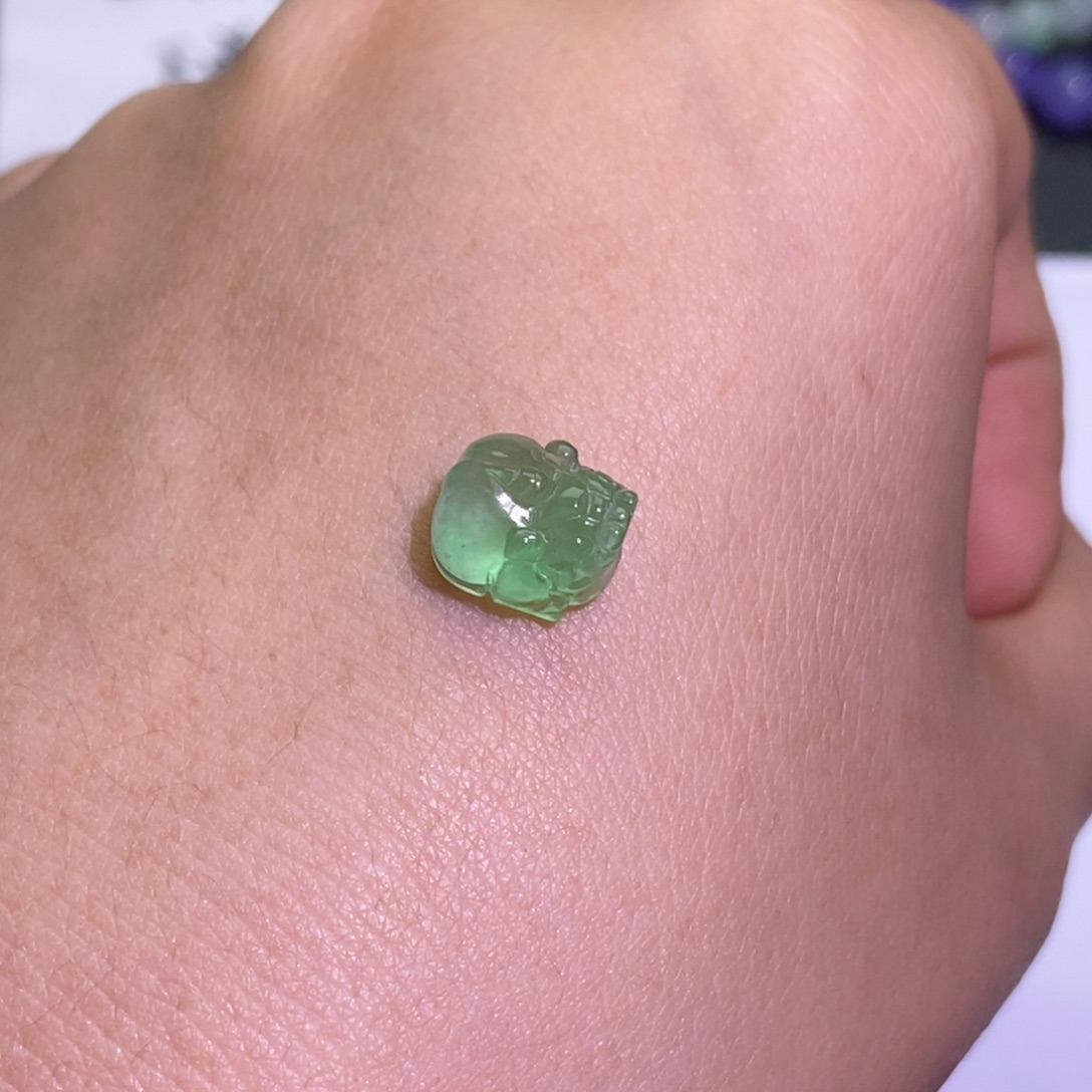 翡翠未镶嵌颈饰吊坠