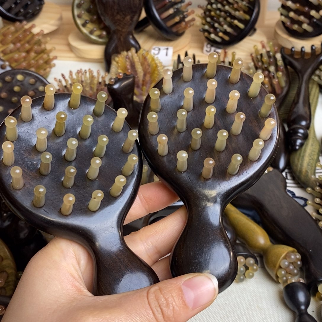 瑕疵紫光檀按摩梳子