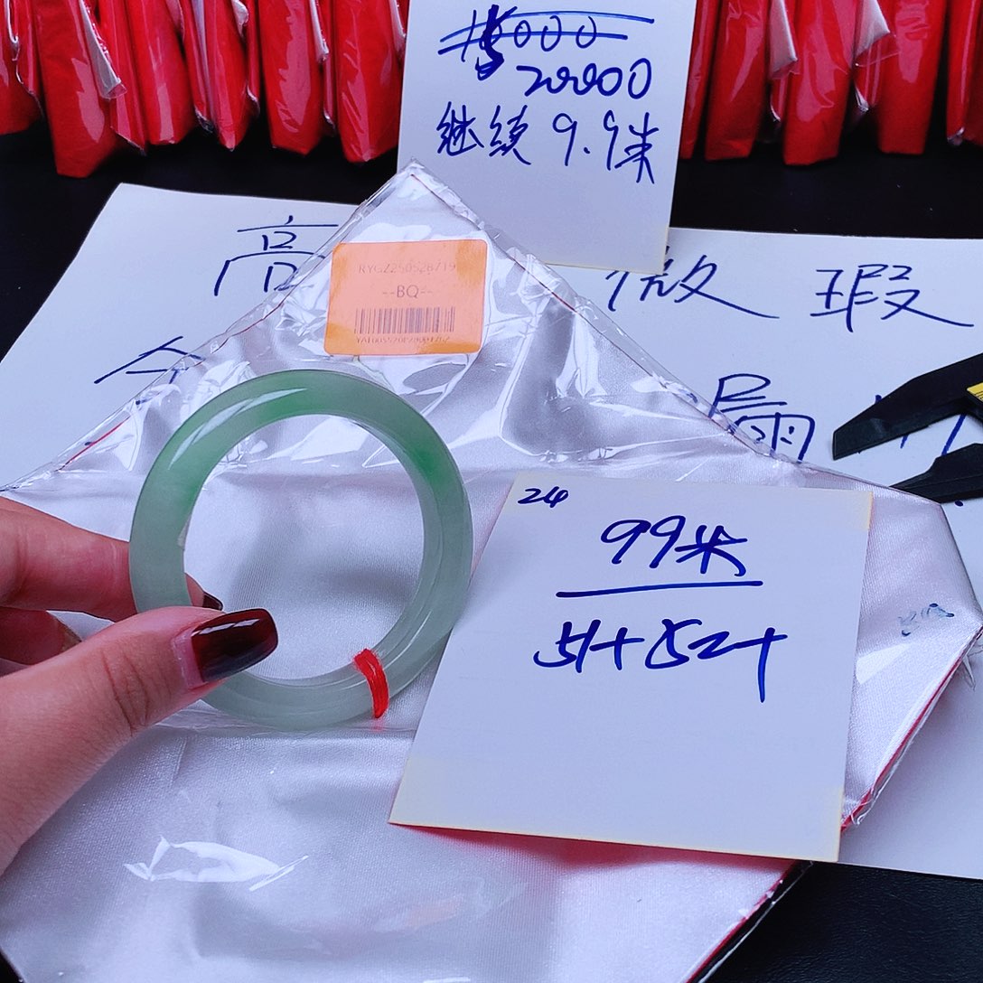 翡翠未镶嵌手镯24。       