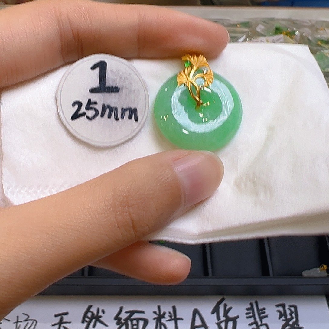 翡翠颈饰18K金镶嵌翡翠