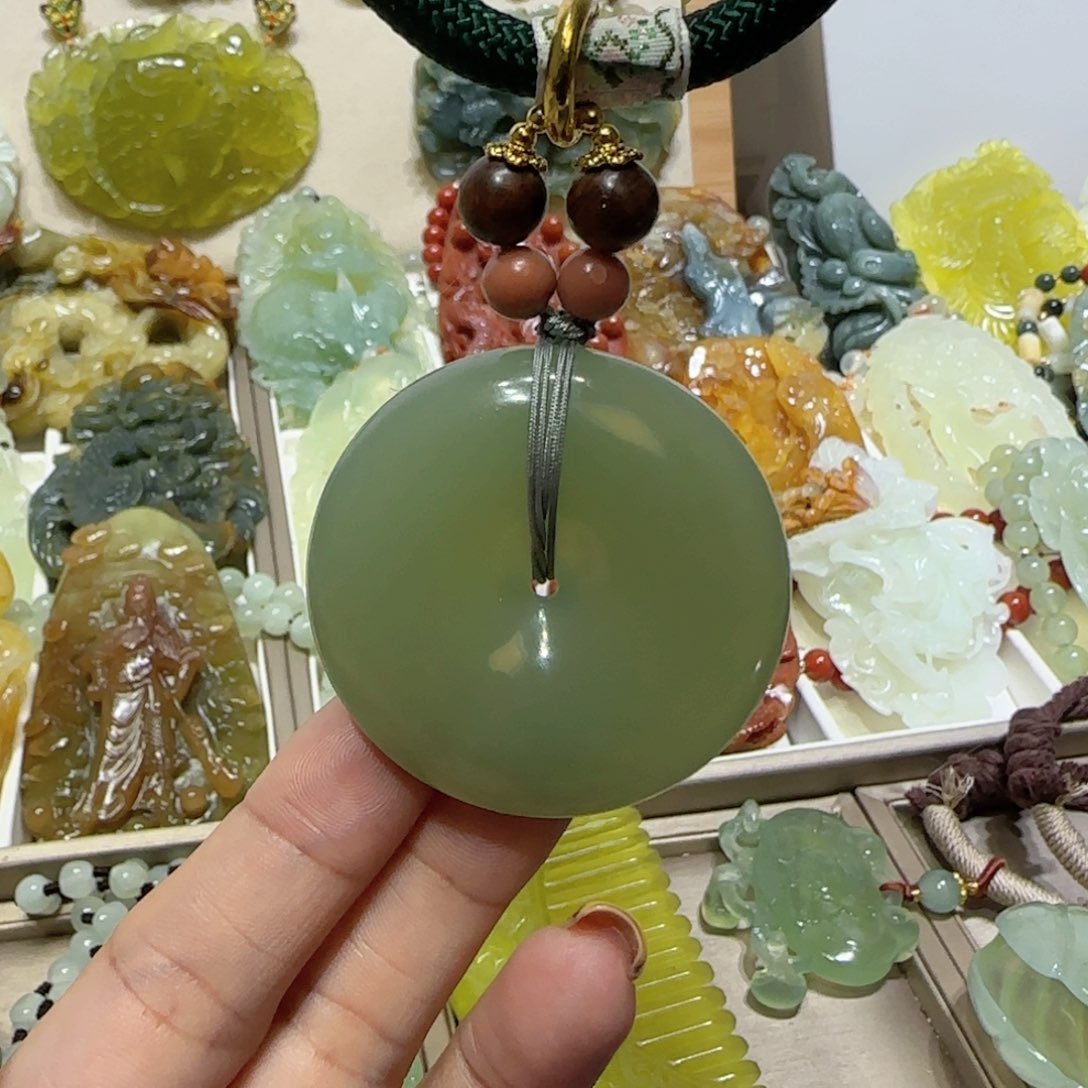 未镶嵌蛇纹石玉吊坠