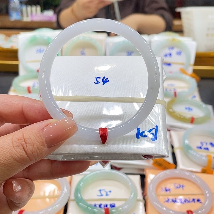 翡翠手镯未镶嵌翡翠