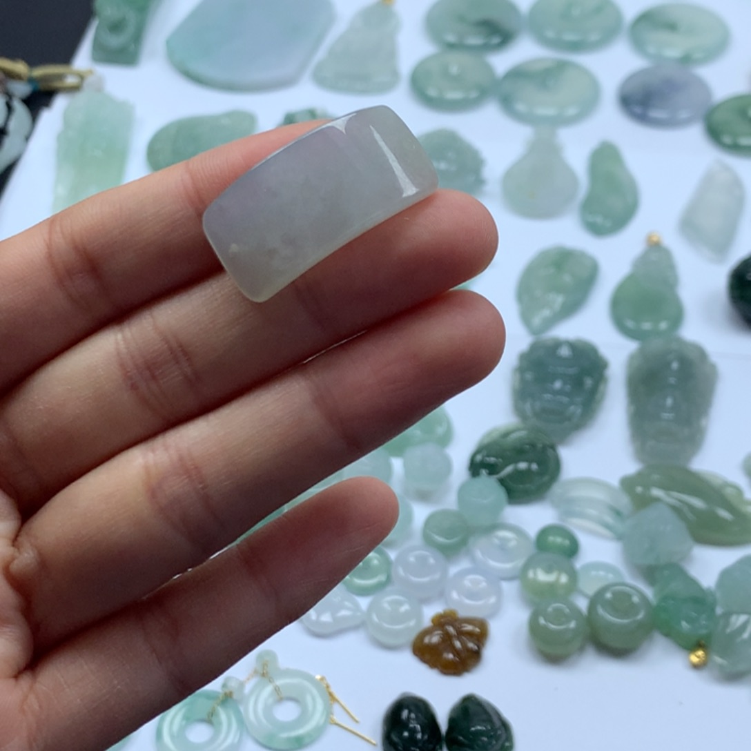 翡翠颈饰未镶嵌手牌