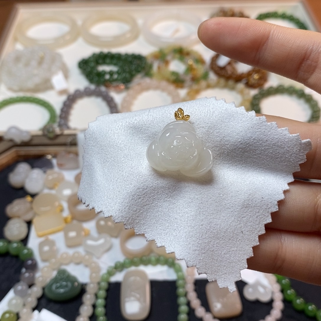 颈饰未镶嵌和田玉白玉荷花