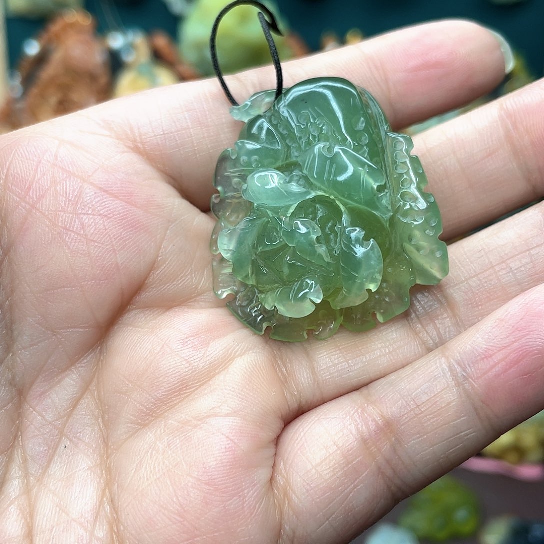 蛇纹石玉颈饰未镶嵌