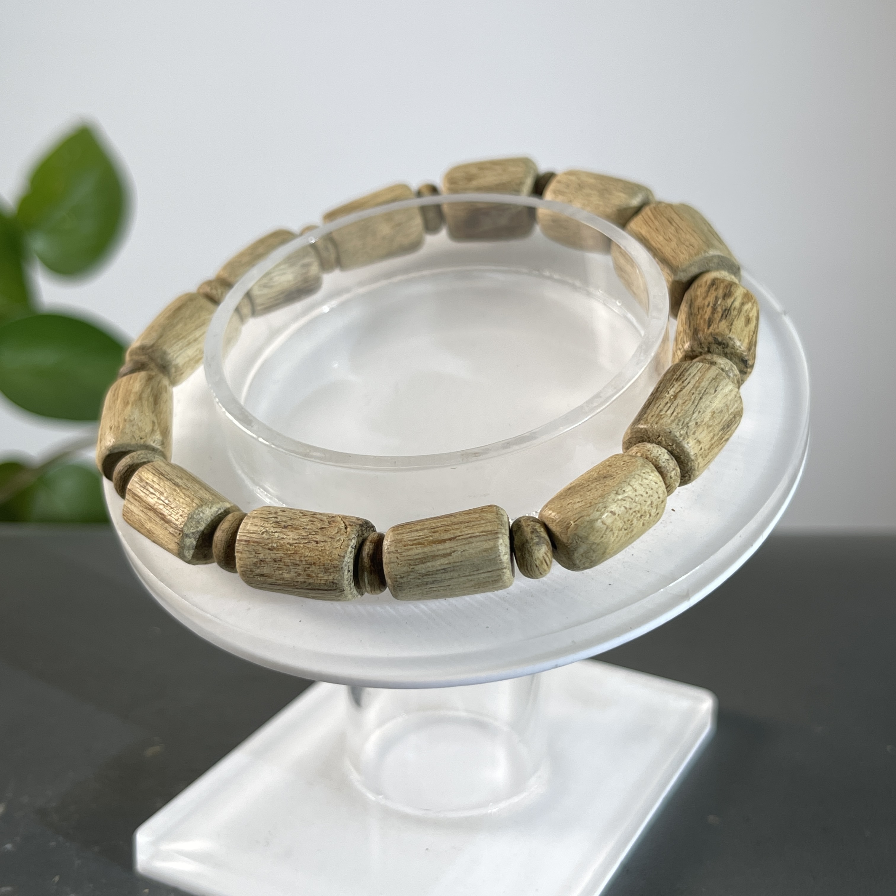 JYW24-42  柬埔寨随形桶珠单圈手串