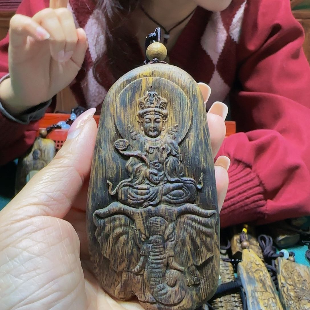 沉香吊坠暮**钟海南白奇乌身老料雕刻普贤菩萨带绳37克