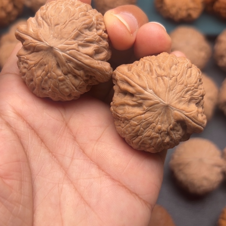 刘***洋吊坠桃核888888888898