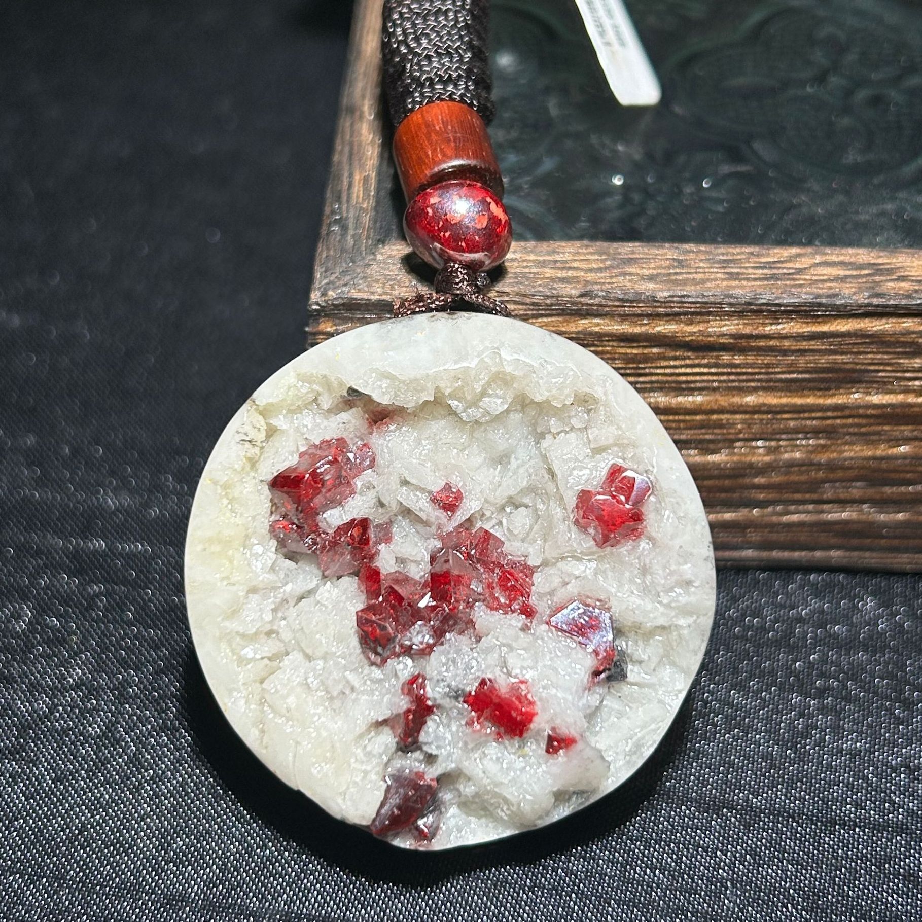 天然辰砂朱砂原矿晶体石聚宝盆全透光圆扣吊坠男女款挂件