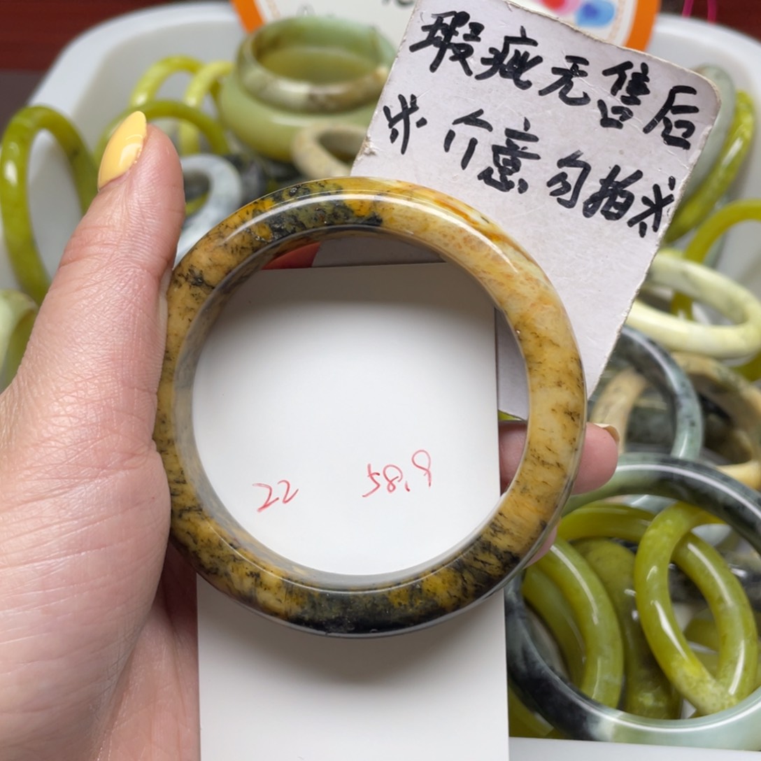 蛇纹石玉手镯未镶嵌