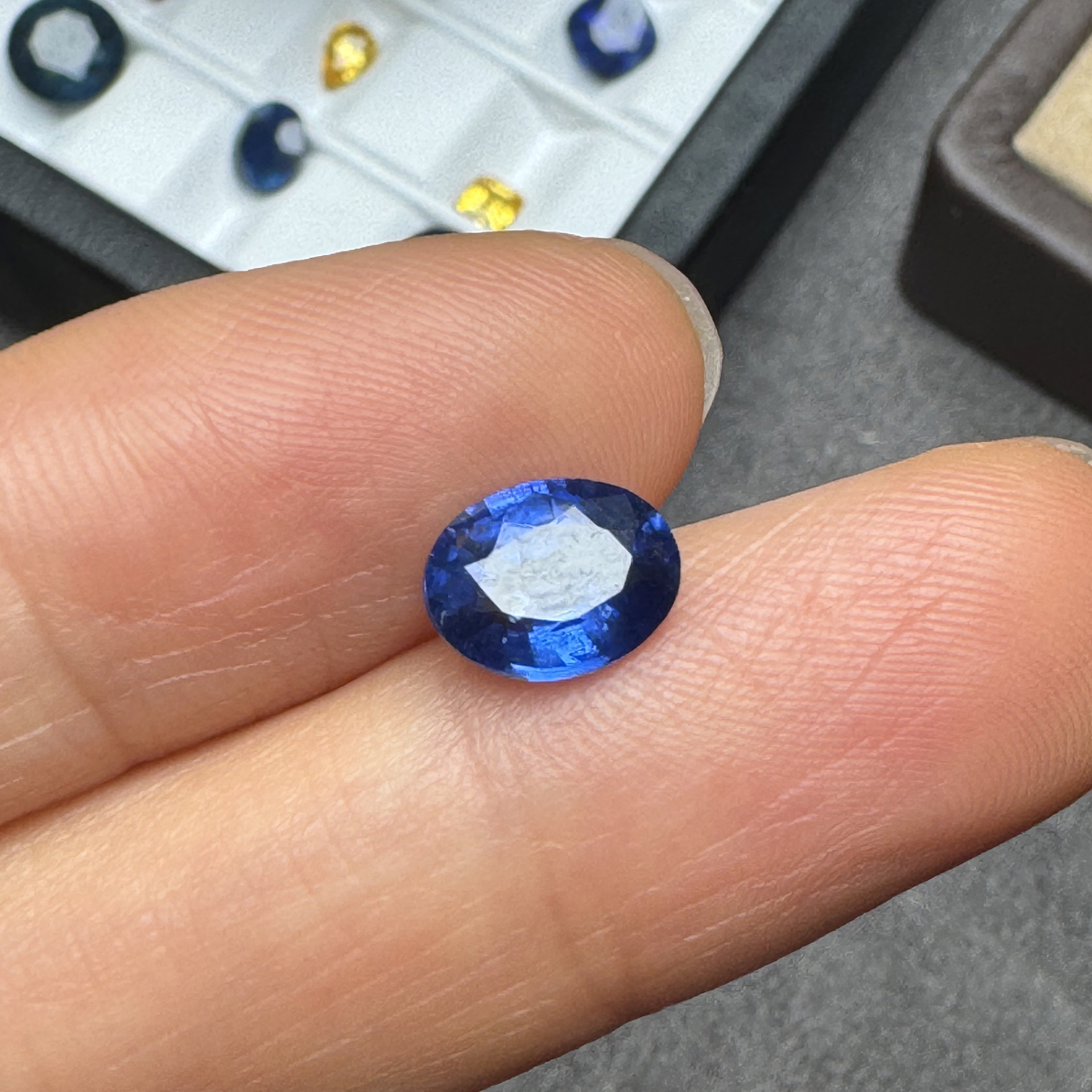 斯里兰卡矿区1.5克拉皇家蓝蓝宝石裸石