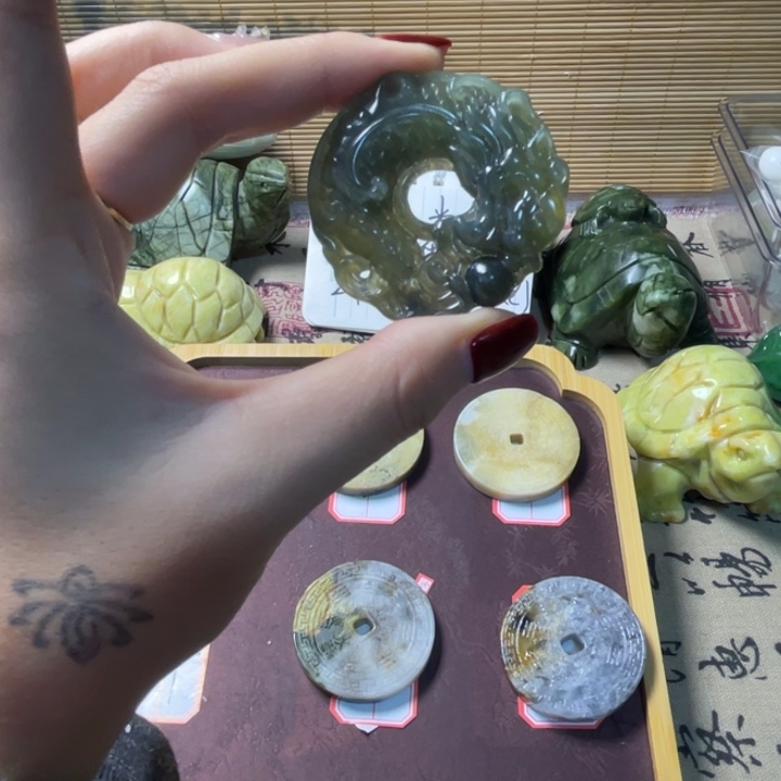 云***曜蛇纹石玉未镶嵌龙牌