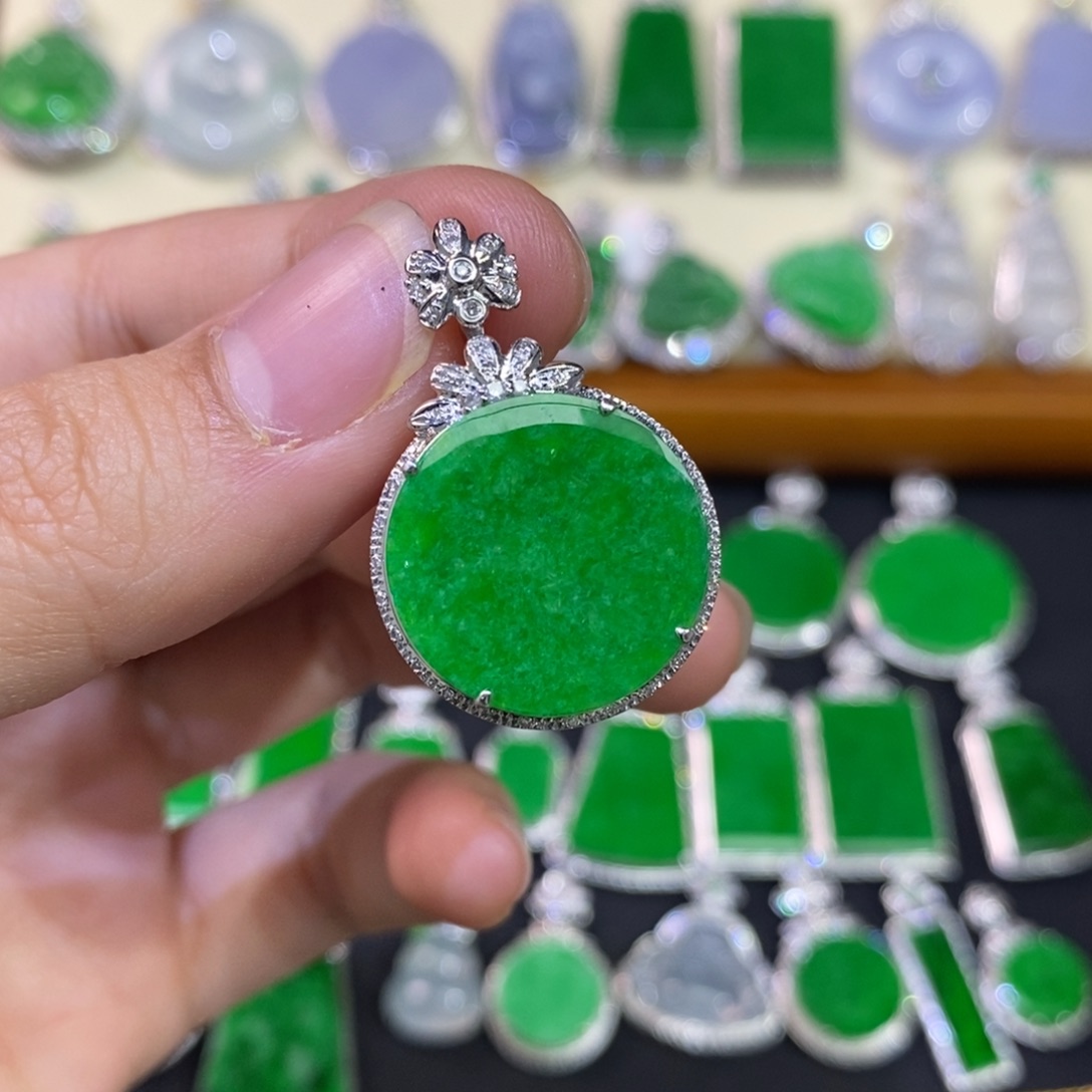 翡翠吊坠(不含链)18K金镶嵌