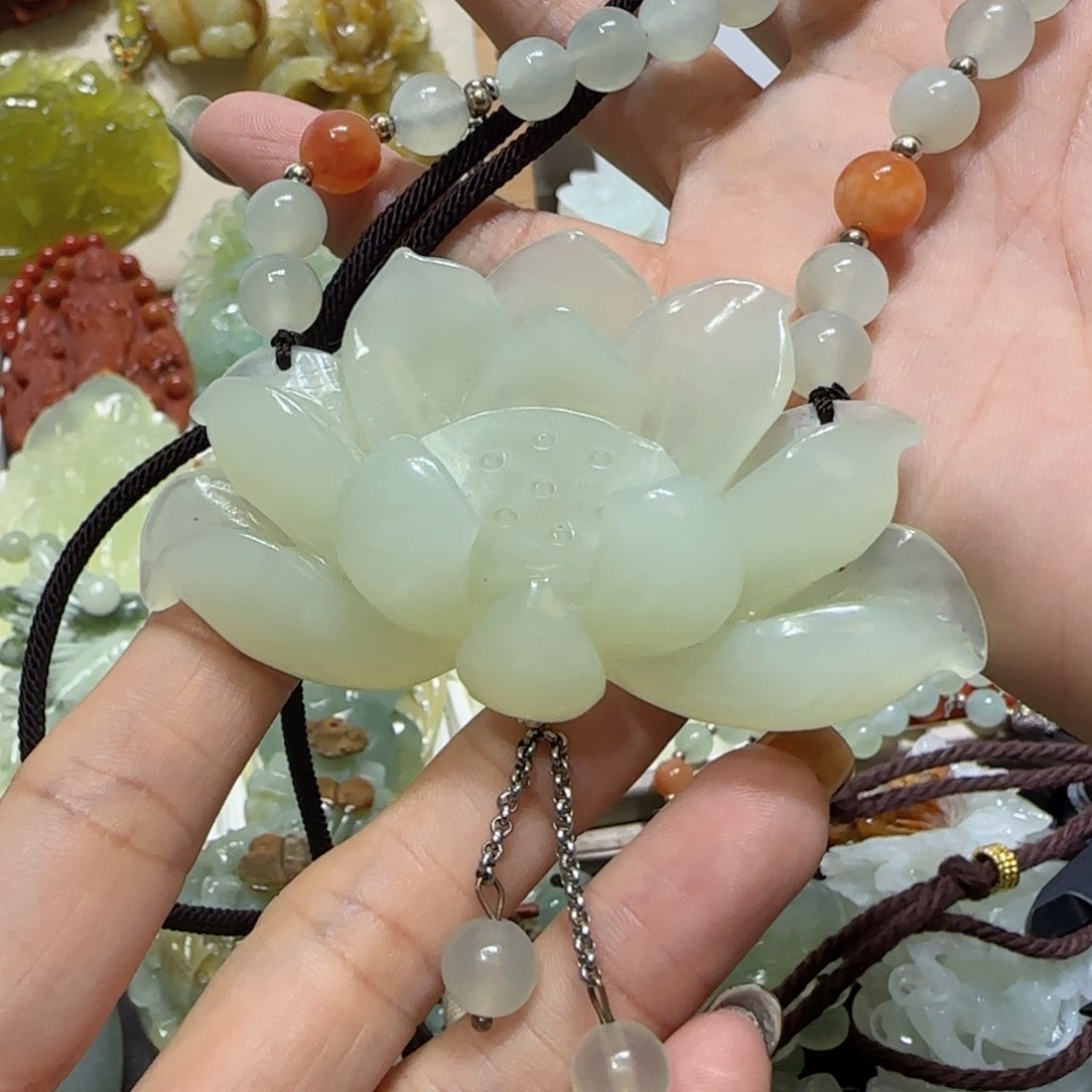 未镶嵌蛇纹石玉吊坠