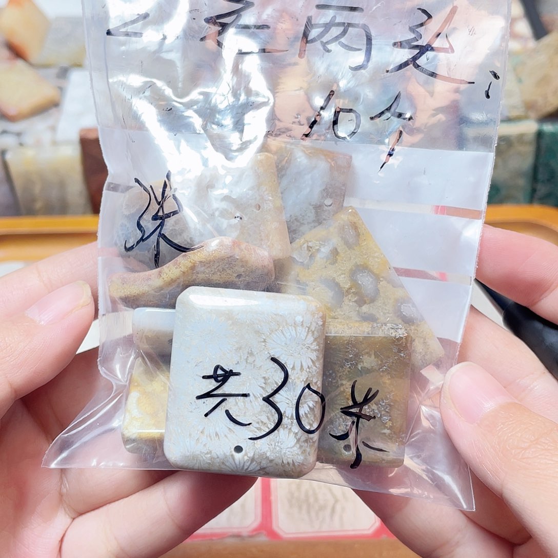 三***头硅化珊瑚（珊瑚玉）合金颈饰