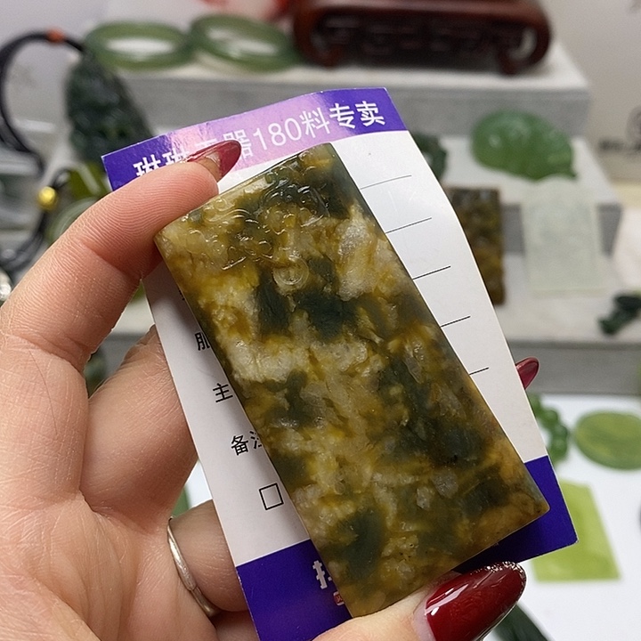 蛇纹石玉挂件未镶嵌