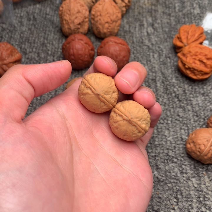 纵***碎吊坠文玩核桃小金豆。         