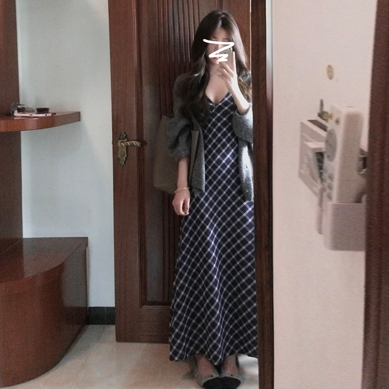 法式高级感格子挂脖连衣裙子女秋冬新款毛衣御姐穿搭6778