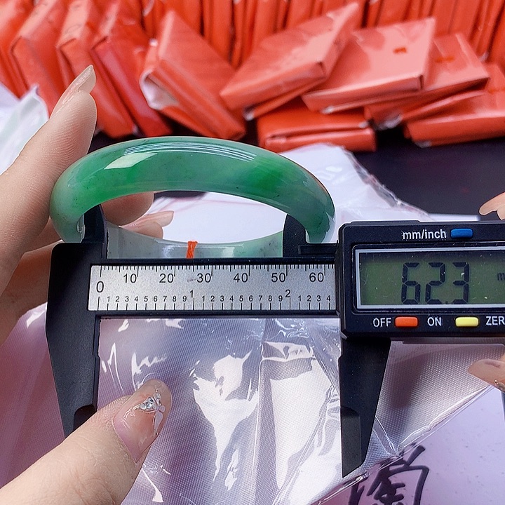翡翠手镯未镶嵌83。  