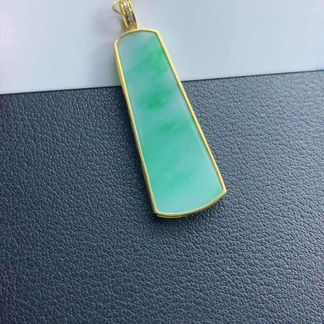 翡翠颈饰未镶嵌无事牌