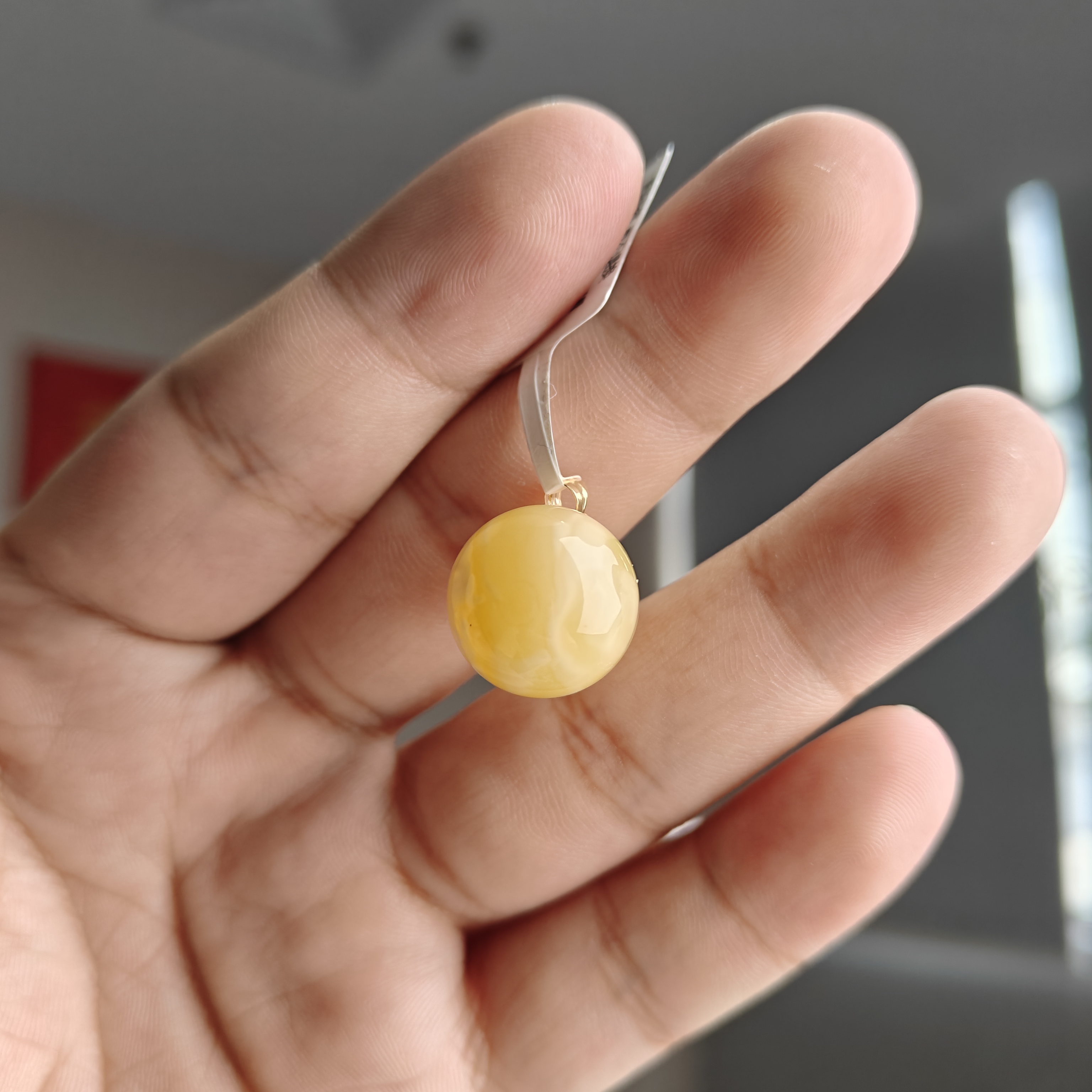 约15mm俄料白花妖花纹蜜蜡圆珠18K金扣头镶嵌吊坠