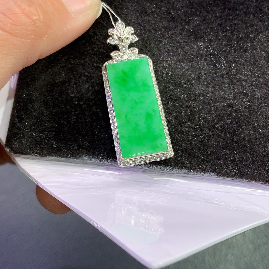 翡翠吊坠(赠链)18K金镶嵌